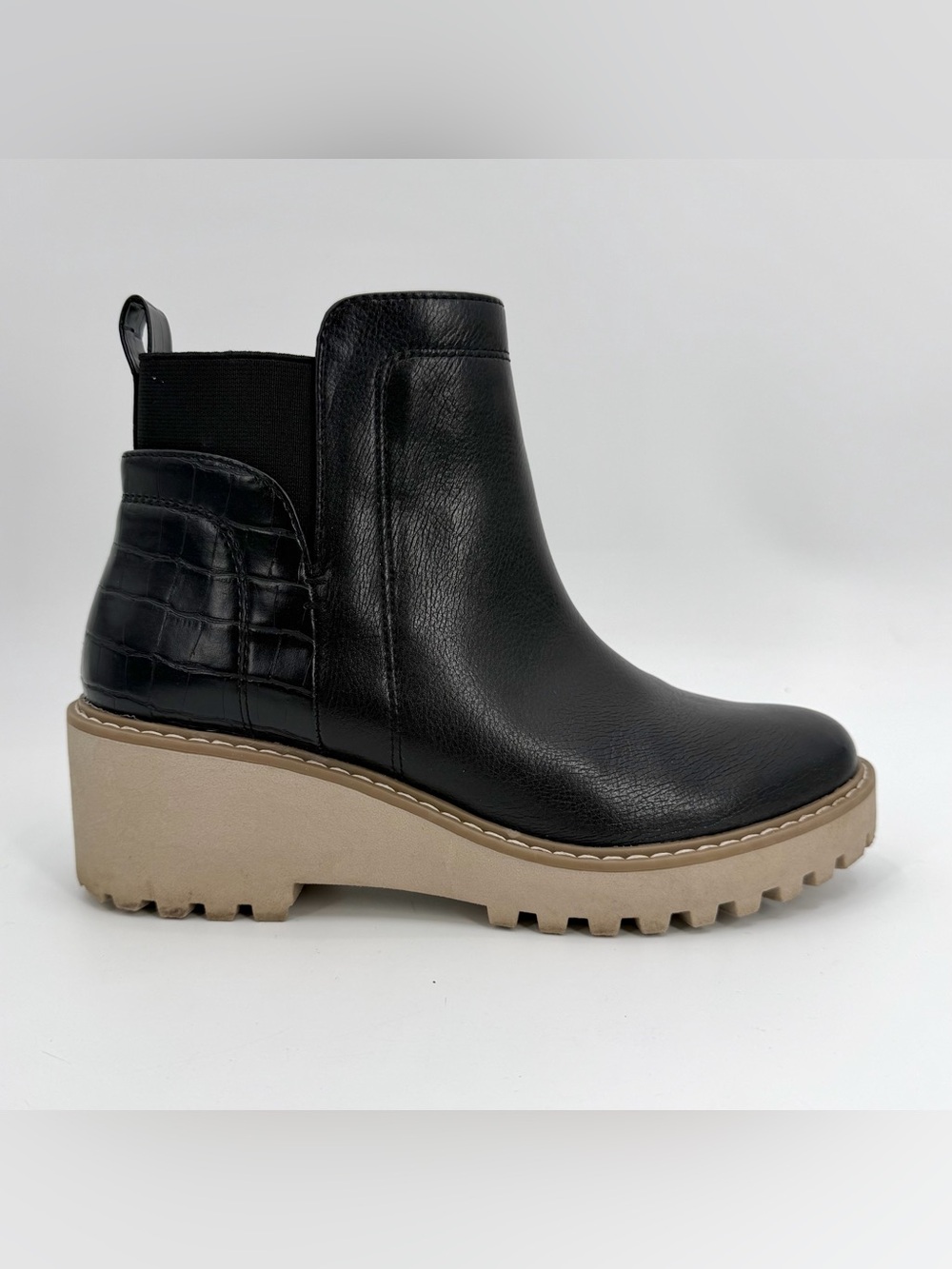 DV Dolce Vita Boots Womens 7.5 Black RIELLE Chelsea Bootie Lug Sole Faux Leather